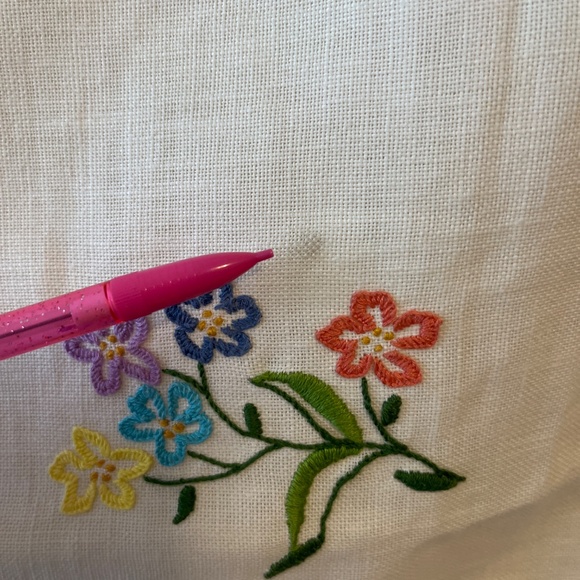 Embroidered floral linen square - Picture 10 of 10